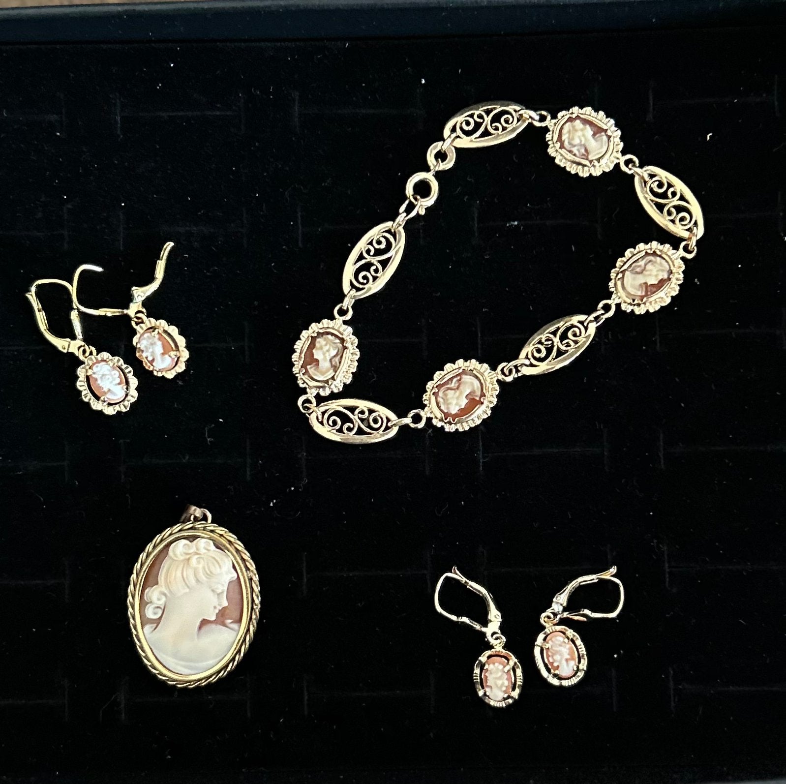 Vergulde Camee Sieradenset: Armband, Hanger en Oorbellen, Ophalen of Verzenden, Overige materialen, Armband, Verguld