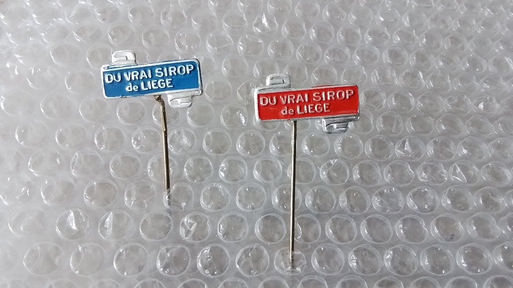 2 verschillende speldjes du vrai sirop de liege, Ophalen of Verzenden, Zo goed als nieuw, Overige onderwerpen