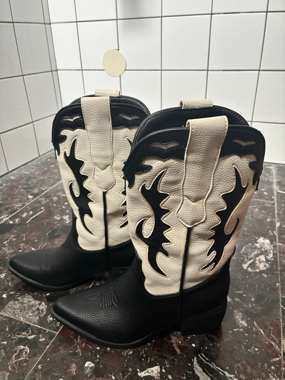 Zwart-witte cowboylaarzen met vlammen, Ophalen of Verzenden, Zo goed als nieuw, Zwart, Lage of Enkellaarzen