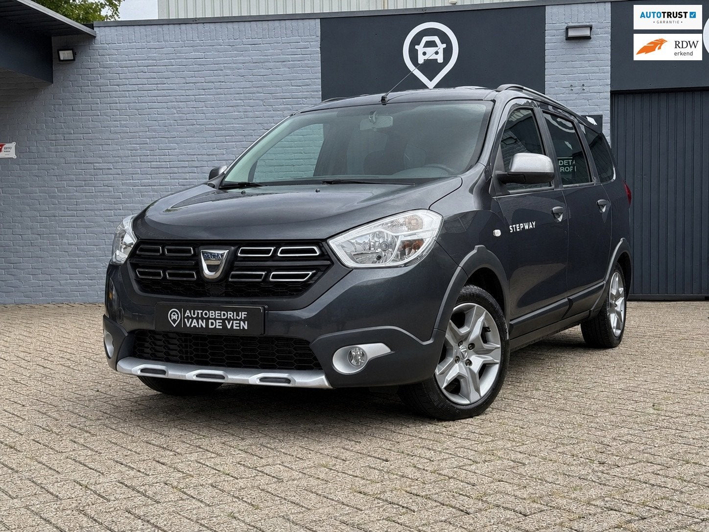 Dacia Lodgy 1.6 SCe Stepway | Airco | Cruise | DealerOH, Auto's, Dacia, Voorwielaandrijving, Zwart, 4 cilinders, Handgeschakeld