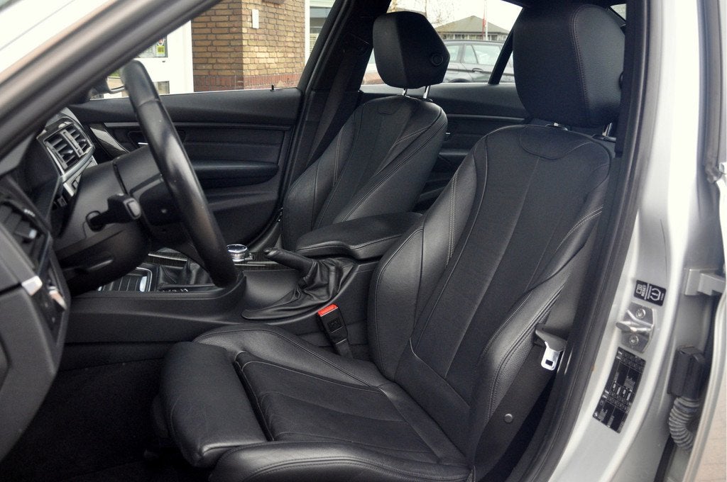BMW 3-serie 320i Edition High Executive | Scherp geprijsd! |, Achterwielaandrijving, Gebruikt, 4 cilinders, Handgeschakeld
