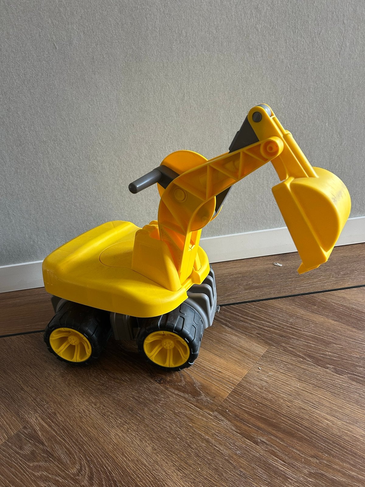 Gele loopgraafmachine (BIG) met zitje (30 cm zithoogte), Ophalen, Gebruikt, Loopvoertuig