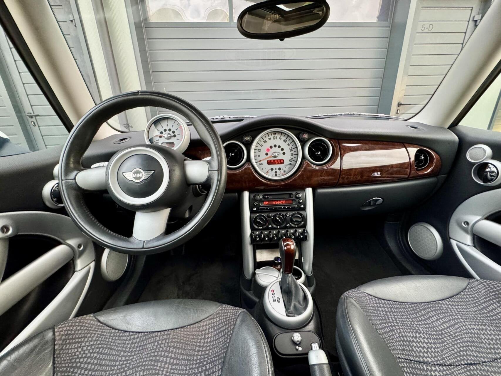 Mini 1.6 - 116pk Cooper Chili | AUTOMAAT | LAGE KM | Airco |, Voorwielaandrijving, Gebruikt, Zwart, 4 cilinders