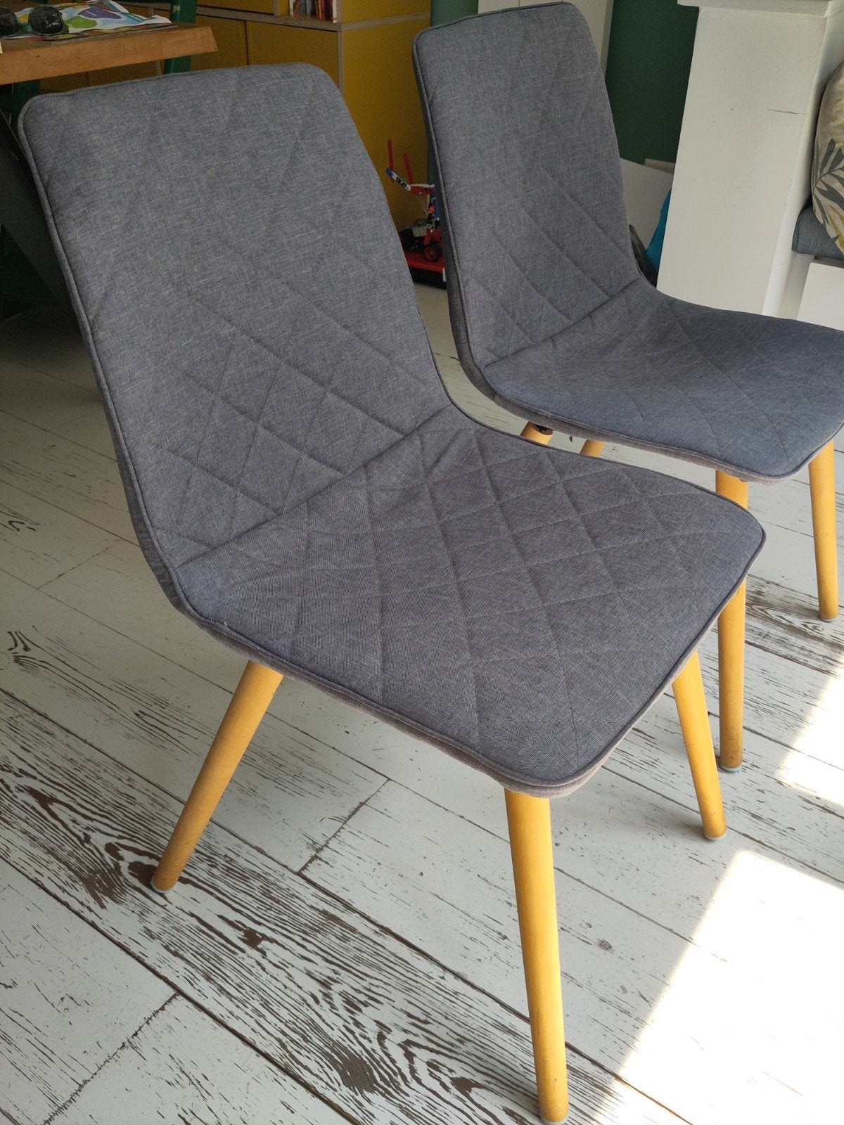 2 grijze stoffen eetkamerstoelen met blank houten poten, Ophalen, Gebruikt, Twee, Stof