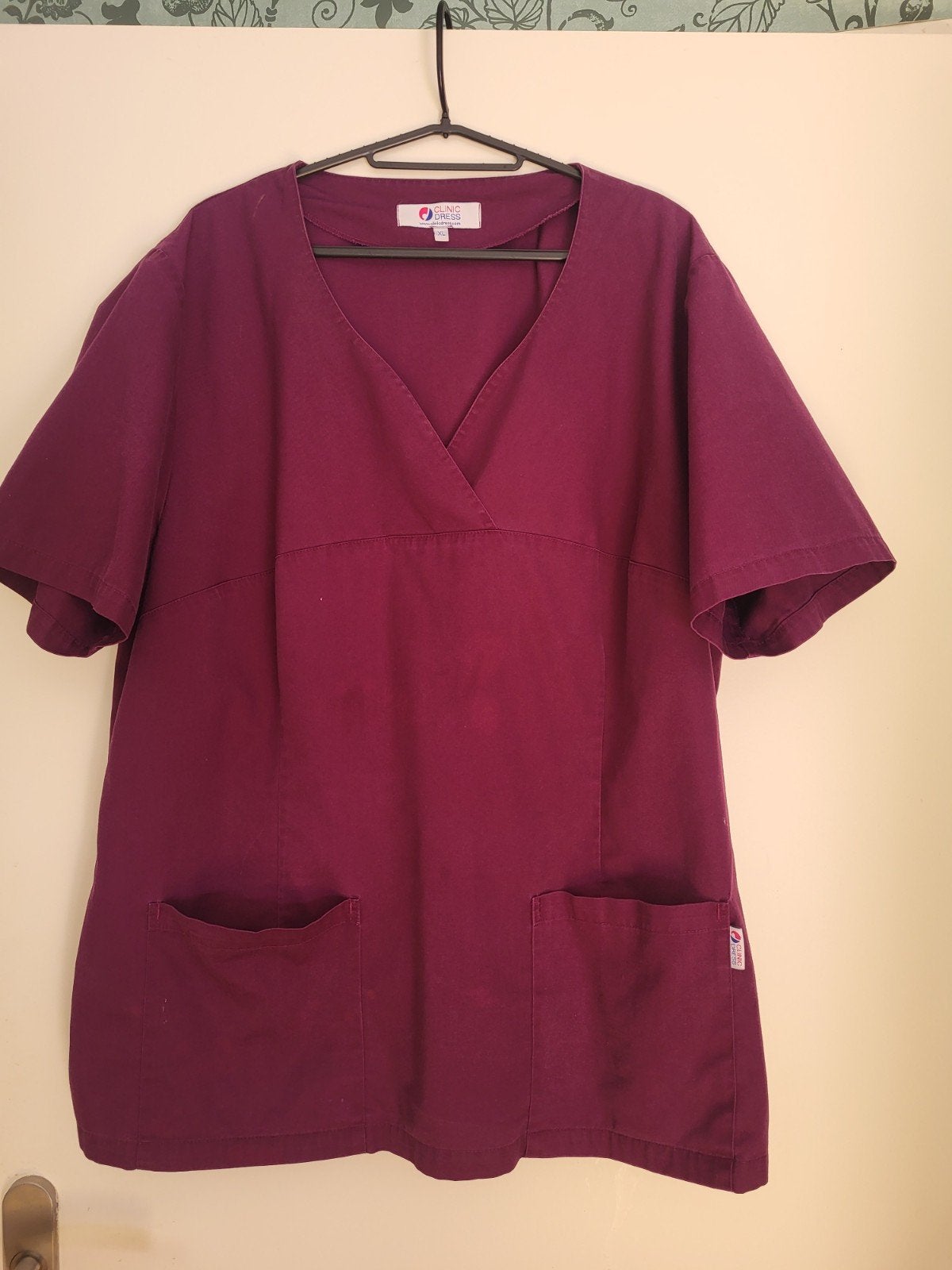 Bordeauxrode zorgtuniek met V-hals en zakken maat xl., Clinic Dress, Ophalen of Verzenden, Gedragen