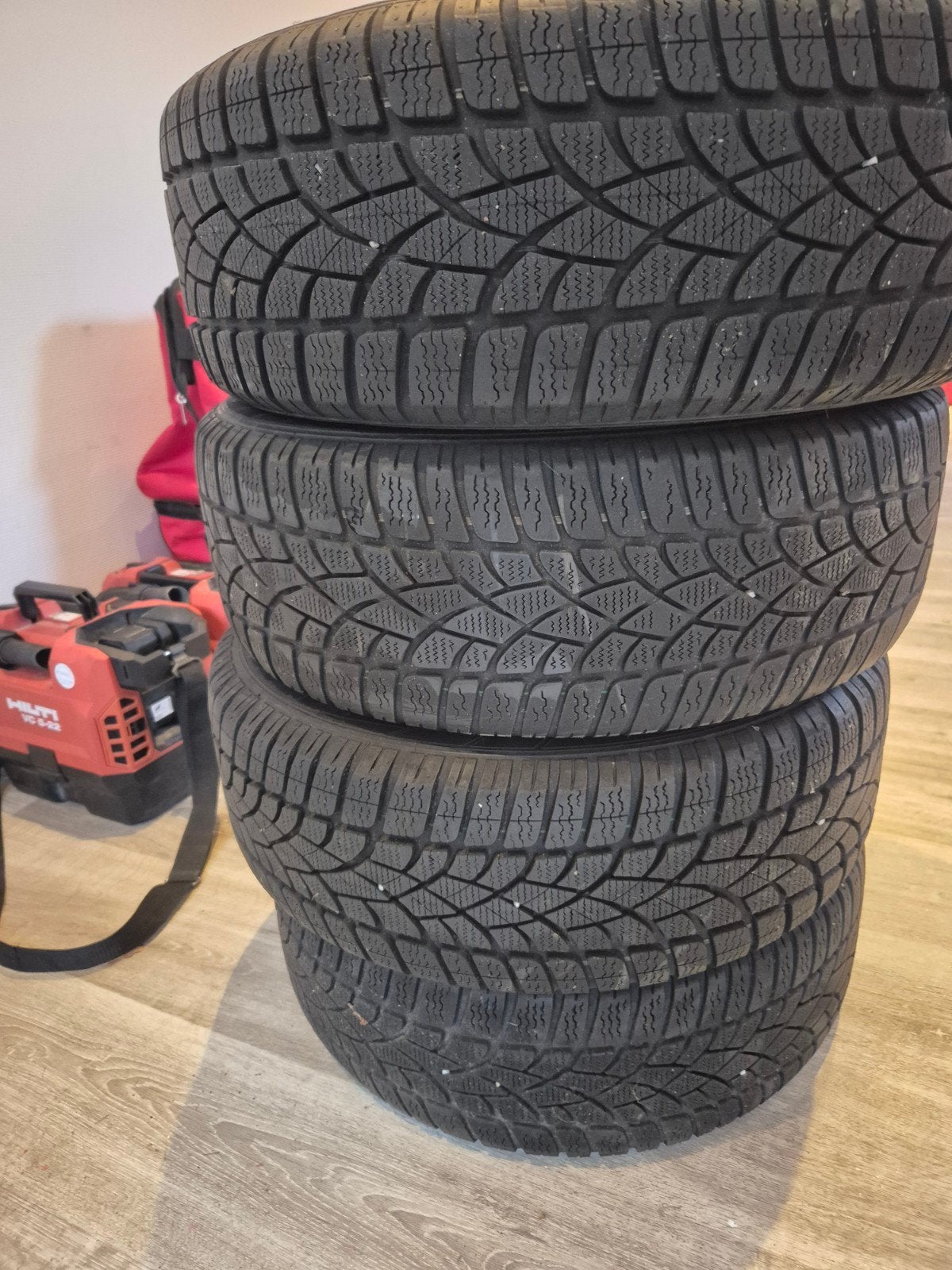VW Golf 8 winterbanden en wieldoppen, Auto-onderdelen, Ophalen, Gebruikt