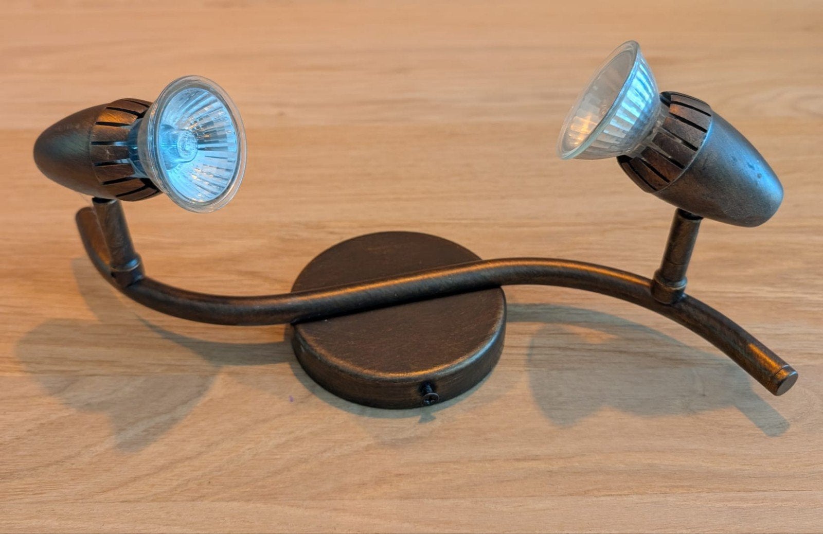 Lamp met twee spotjes - koper / roestbruin, Halogeen, Gebruikt, Modern, Industrieel, Metaal of Aluminium