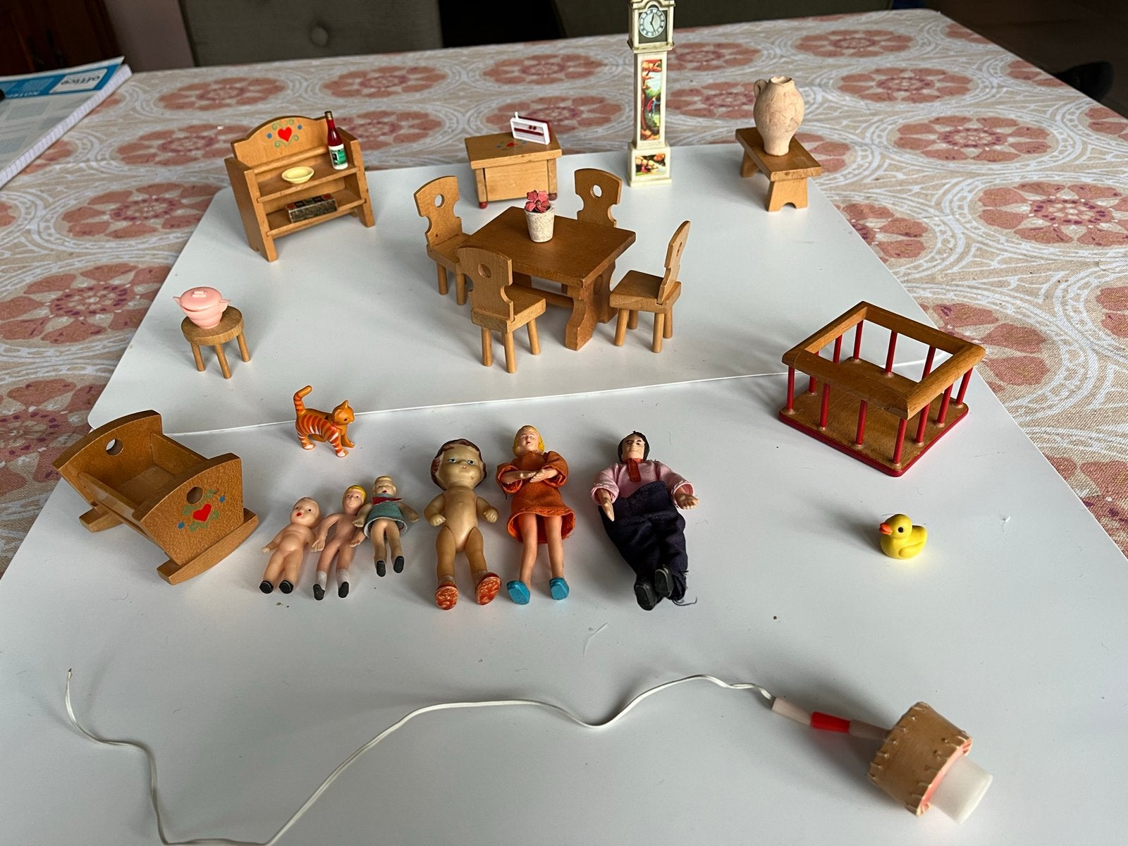 Vintage poppenhuis meubels en poppen set, Ophalen of Verzenden, Gebruikt, Overige typen