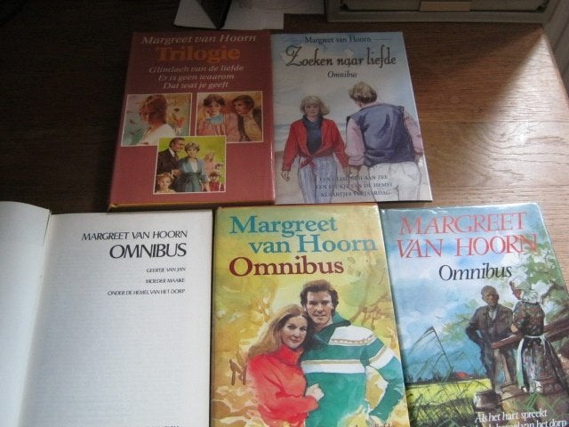 5 x Omnibus Margreet van Hoorn Glimlach / Zoeken  nr 466, Boeken, Verzenden, Nieuw