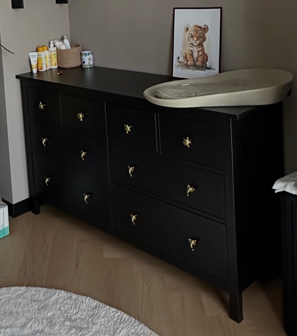 IKEA HEMNES Zwarte Commode met gouden dierknoppen, Ophalen, 50 tot 70 cm, 100 cm of meer, Zo goed als nieuw