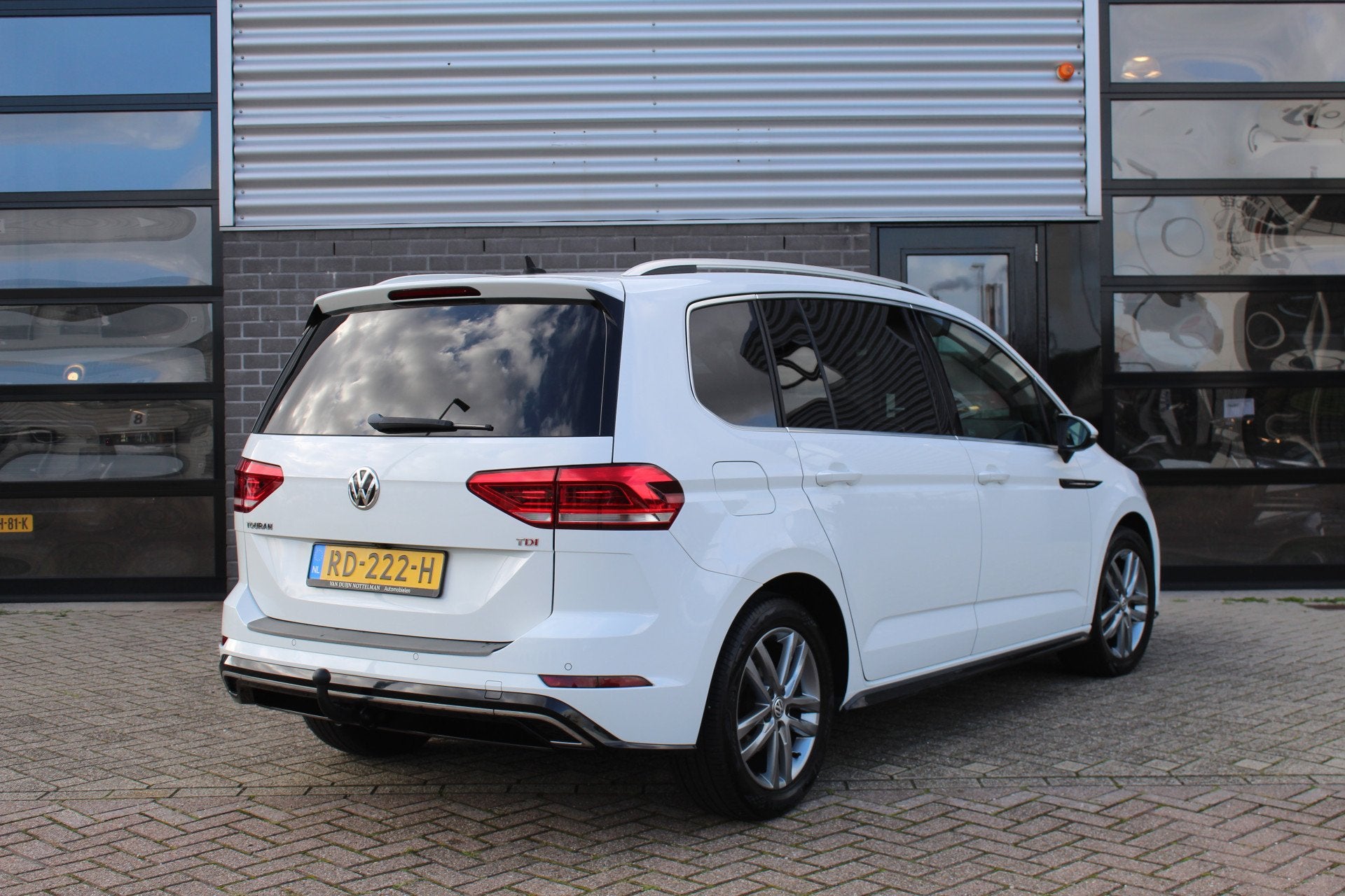 Volkswagen Touran 1.6 TDI SCR Highline Business R 7p / Autom, Auto's, Gebruikt, Met garantie (alle), Bedrijf, Diesel