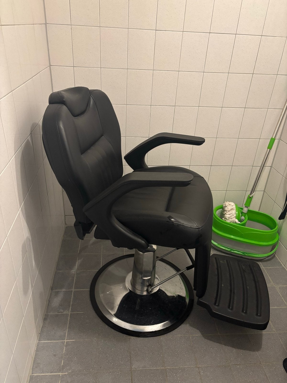 Zwarte kappersstoel / barbierstoel, Huis en Inrichting, Ophalen, Gebruikt, Zwart, Leer