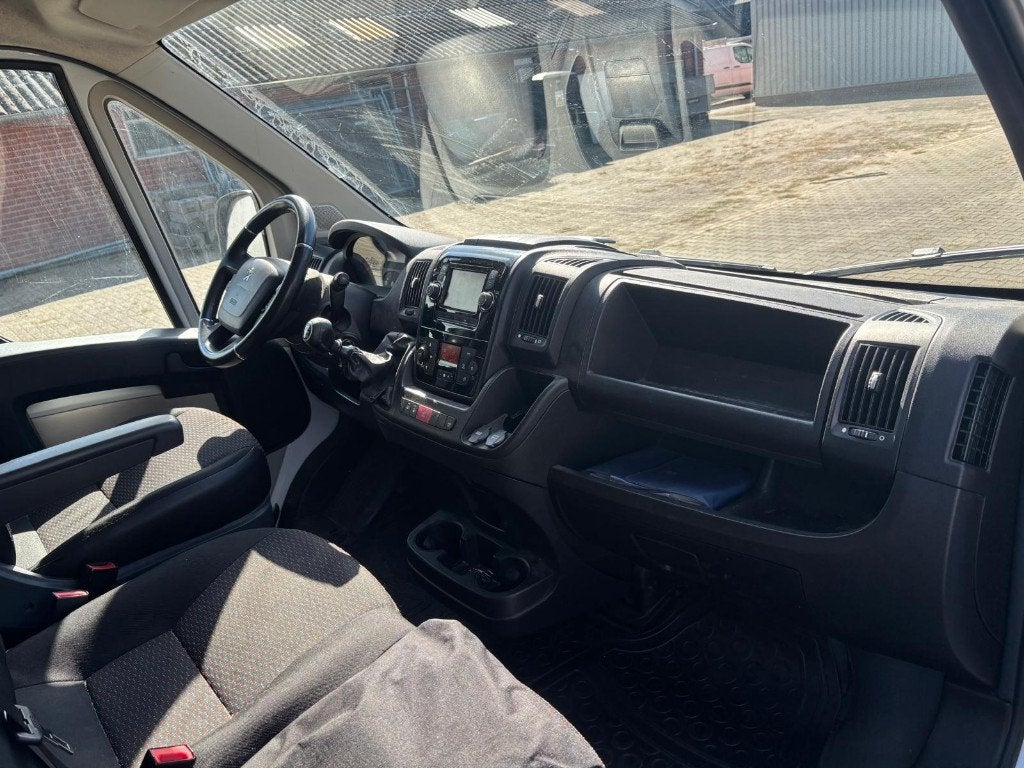 Foto 16 van Peugeot Boxer GB 330 L2h2 130PK 2017 luchtgeveerde stoel