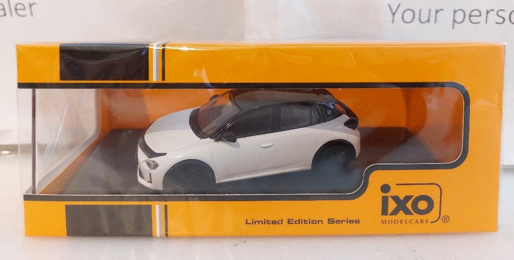 Ixo 1:43 Lancia Ypsilon 2025 wit/zwart nieuw in display, Ophalen of Verzenden, Nieuw, Auto, Overige merken