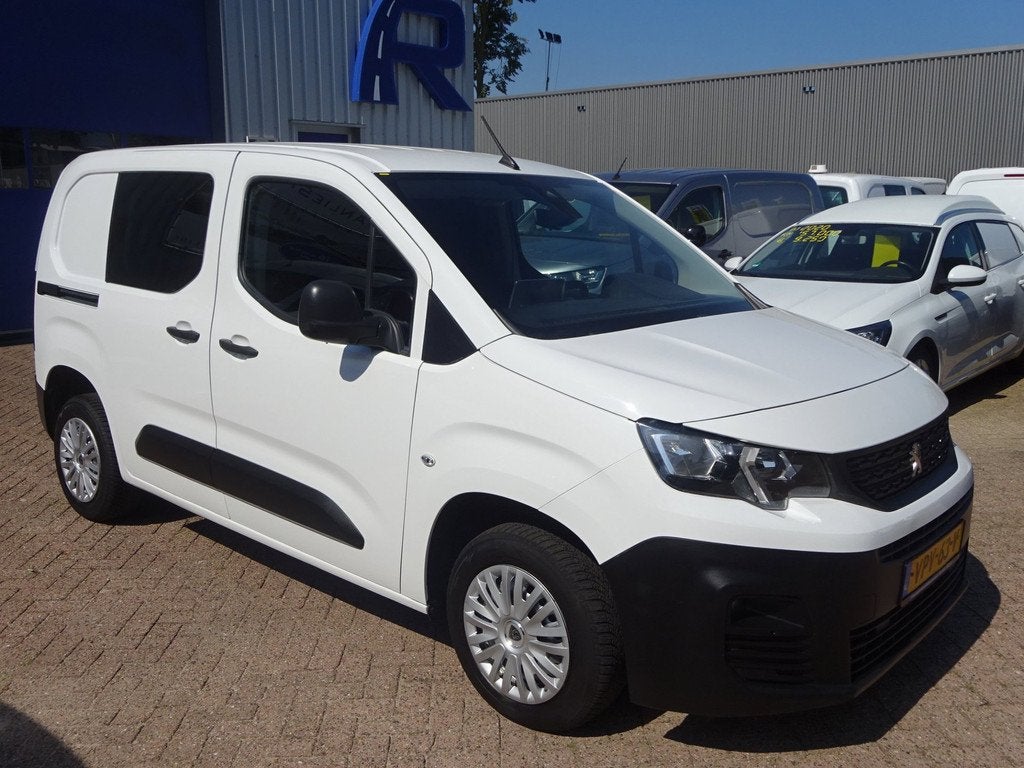 Peugeot Partner 1.2 PureTech Pro BENZINE AIRCO NAVI CRUISE C, Auto's, Bestelauto's, Voorwielaandrijving, Gebruikt, 1199 cc, Wit