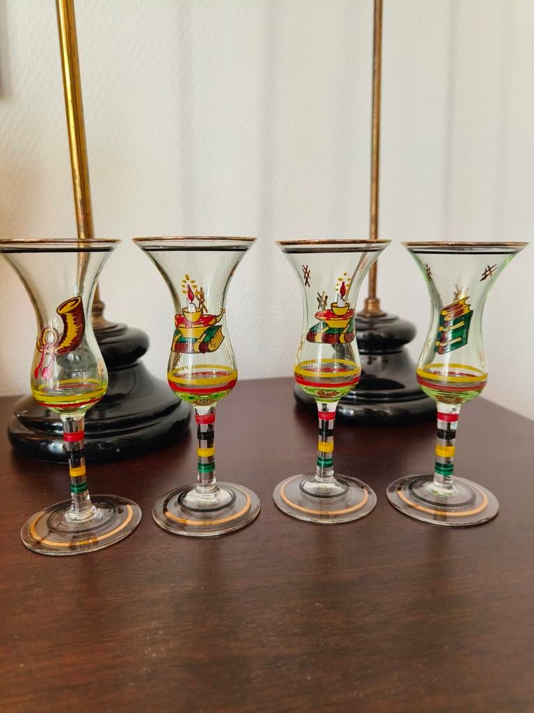 Vier stuks handbeschilderde borrelglazen uraniumglas, Antiek en Kunst, Antiek | Glas en Kristal, Ophalen of Verzenden