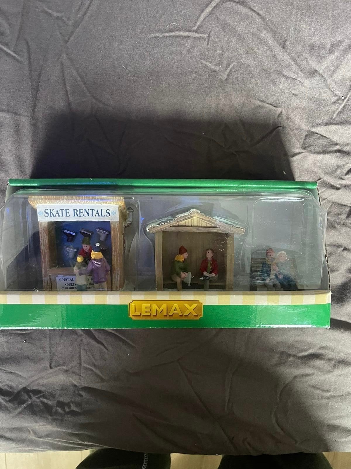 Lemax Schaatsverhuur Kerstdorp Figuur, Ophalen of Verzenden, Zo goed als nieuw