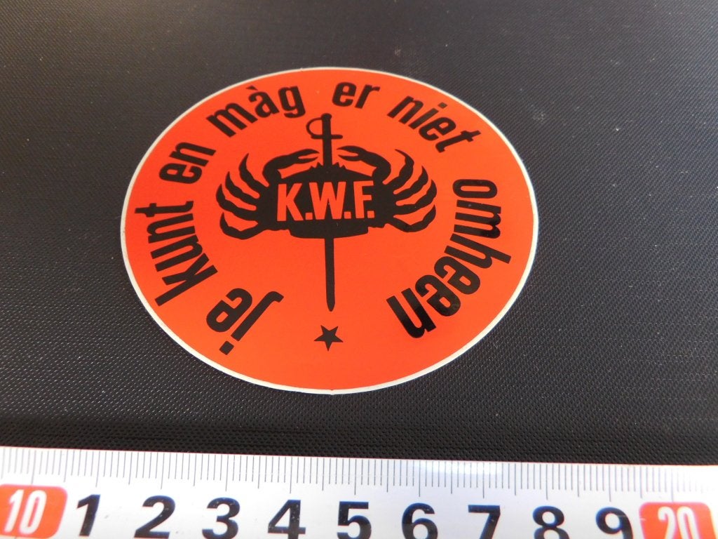 sticker kreeft zwaard logo KWF je kunt en màg er niet omheen, Verzamelen, Ophalen, Zo goed als nieuw