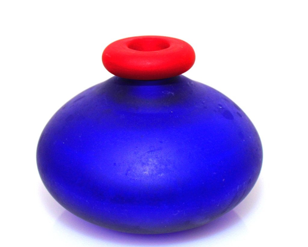 Prachtige Koningsblauwe Discus Glas Vaas Rode Rand, Handgemaakt, Blauw, 9 cm, Ophalen of Verzenden