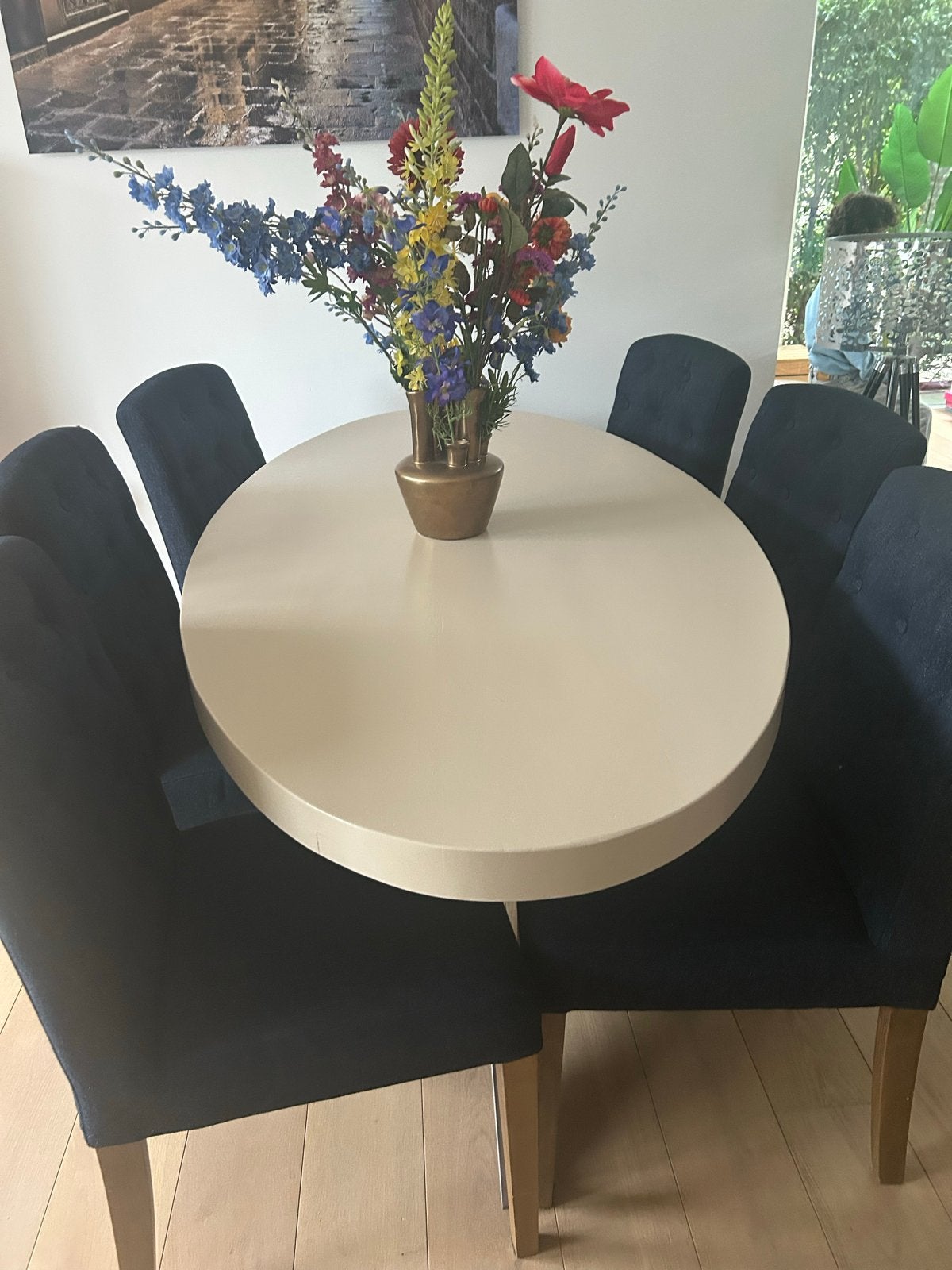 Ovale houten tafel met kruispoot en glasplaat, Huis en Inrichting, Ophalen of Verzenden, Gebruikt, Ovaal, Overige houtsoorten
