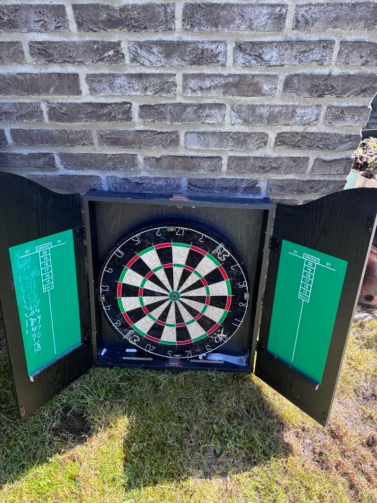 Dartbord in kast van Van der Meulen, Ophalen, Gebruikt, Dartbord met pijlen