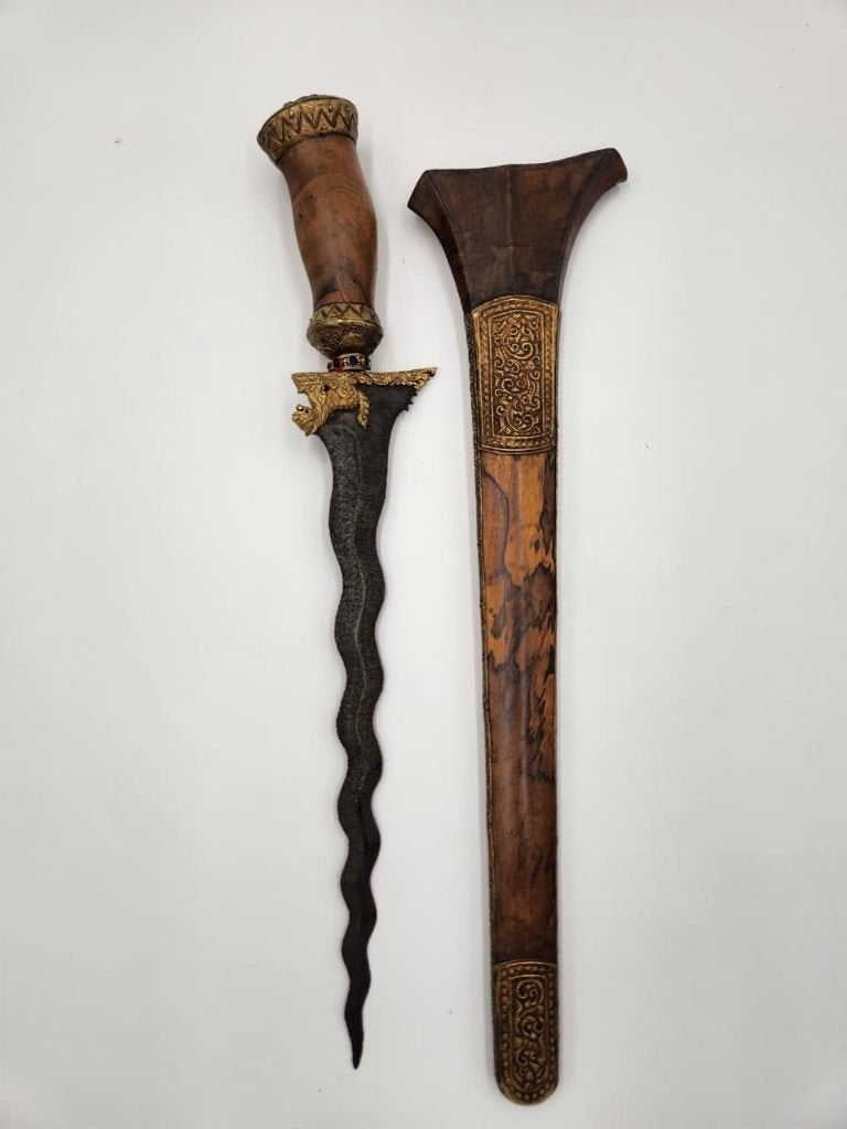 Keris Bali Singa Pamor Keleng Kinatah Goud Timoho Hout KTC46, Wapen, Verzenden, 53 cm, Overige materialen
