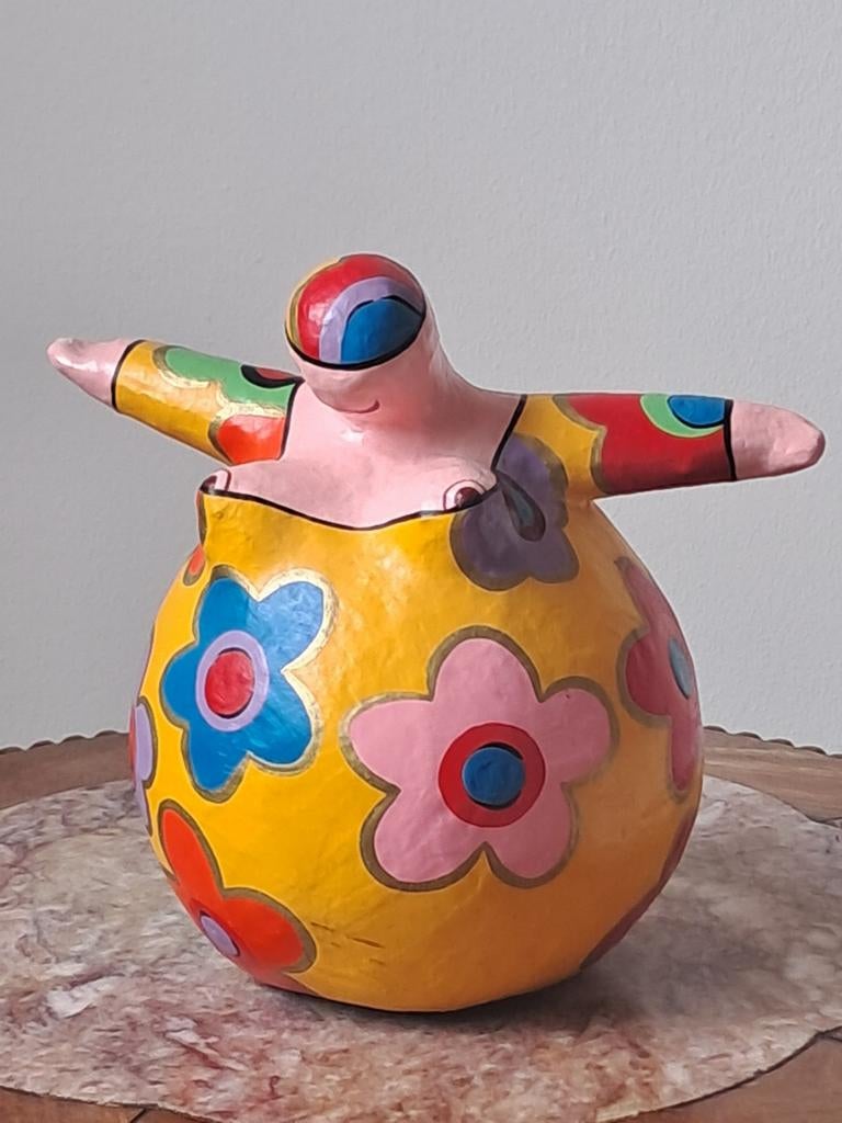 Trijnie Wubbolt design papier-maché sculptuur Vrouw, Antiek en Kunst, Kunst | Designobjecten, Ophalen of Verzenden
