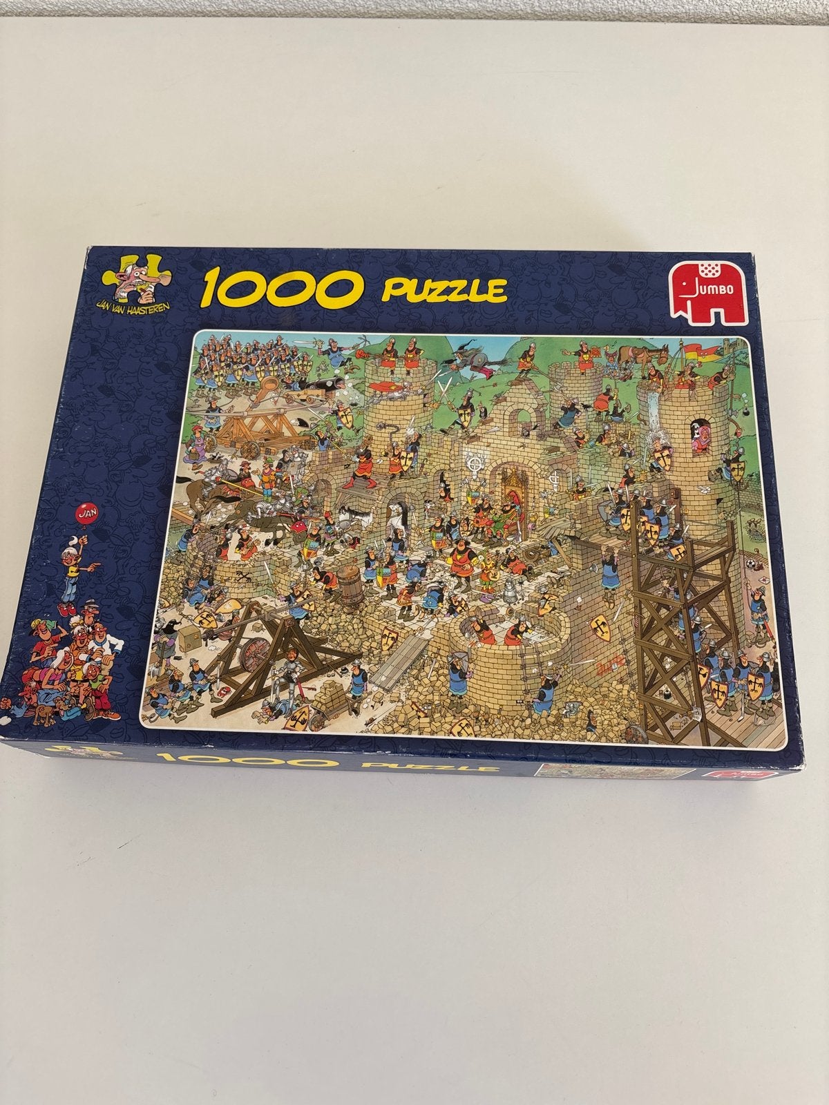 Jan van Haasteren 1000 stukjes - De Belegering, Hobby en Vrije tijd, Ophalen of Verzenden, 500 t/m 1500 stukjes, Gebruikt, Legpuzzel