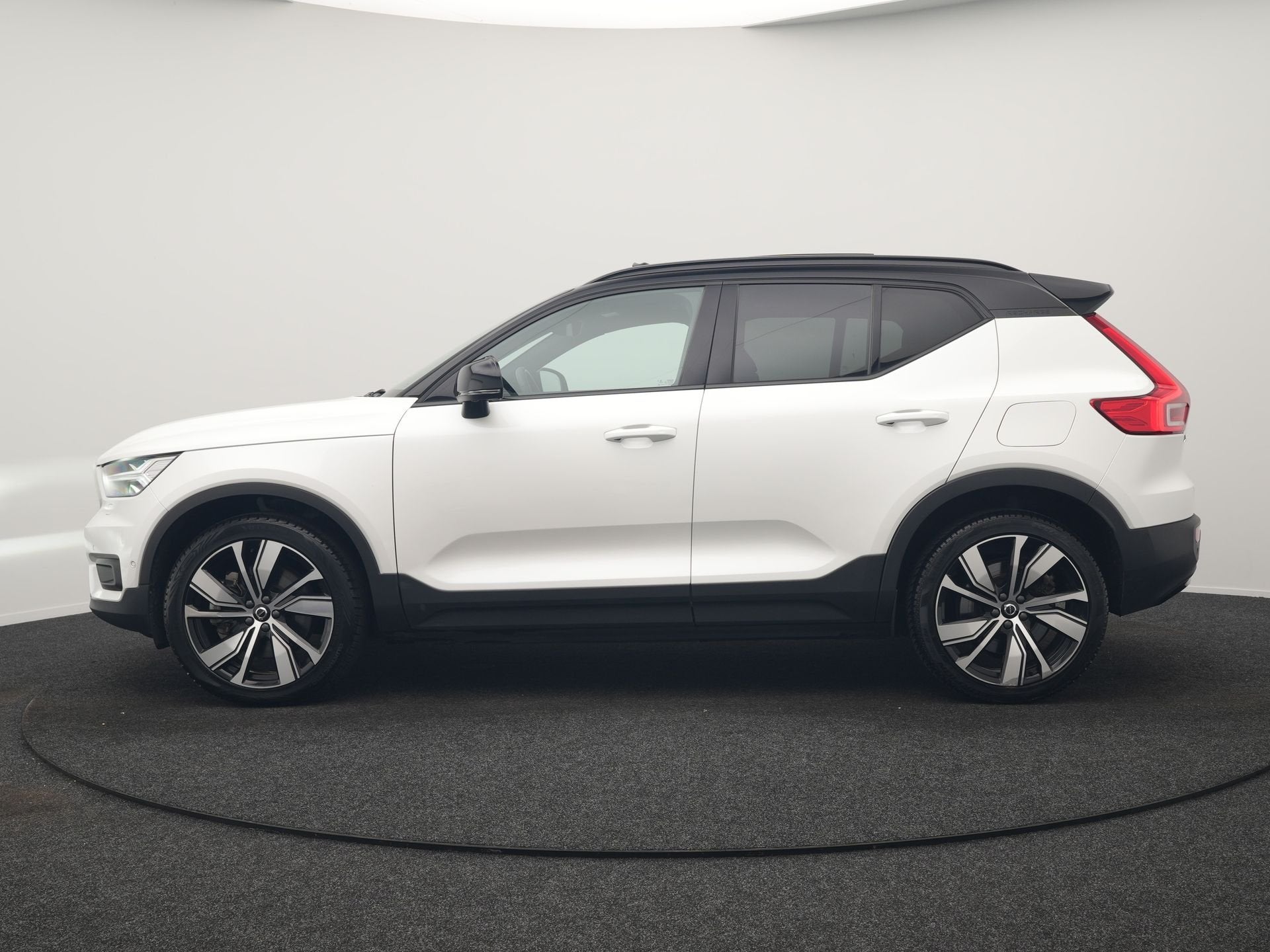 Volvo XC40 Pro Recharge Pure Electric 70kWh 232pk | Panodak, Auto's, Volvo, Stof, Gebruikt, Zwart, 435 min