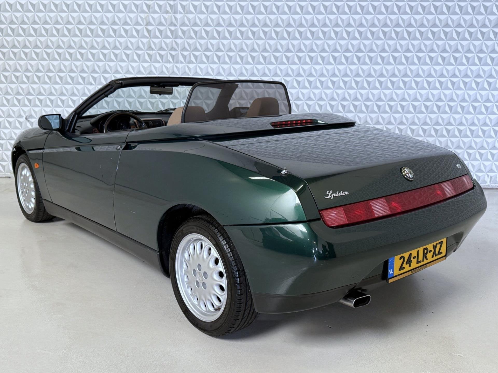 Alfa Romeo Spider 3.0-12V V6 L Disegno Pininfarina (1995), Voorwielaandrijving, Beige, 192 pk, Cabriolet