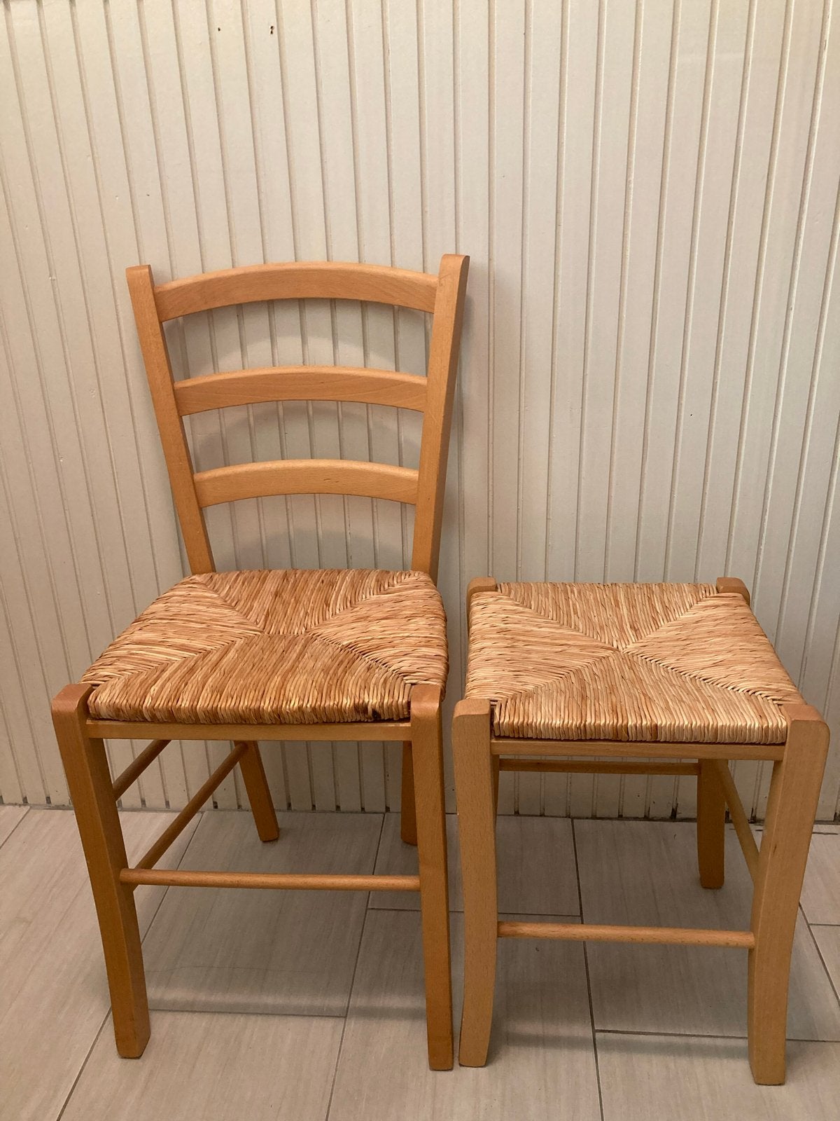 Houten stoel en kruk met rieten zitting, Ophalen, Gebruikt, Twee, Overige kleuren