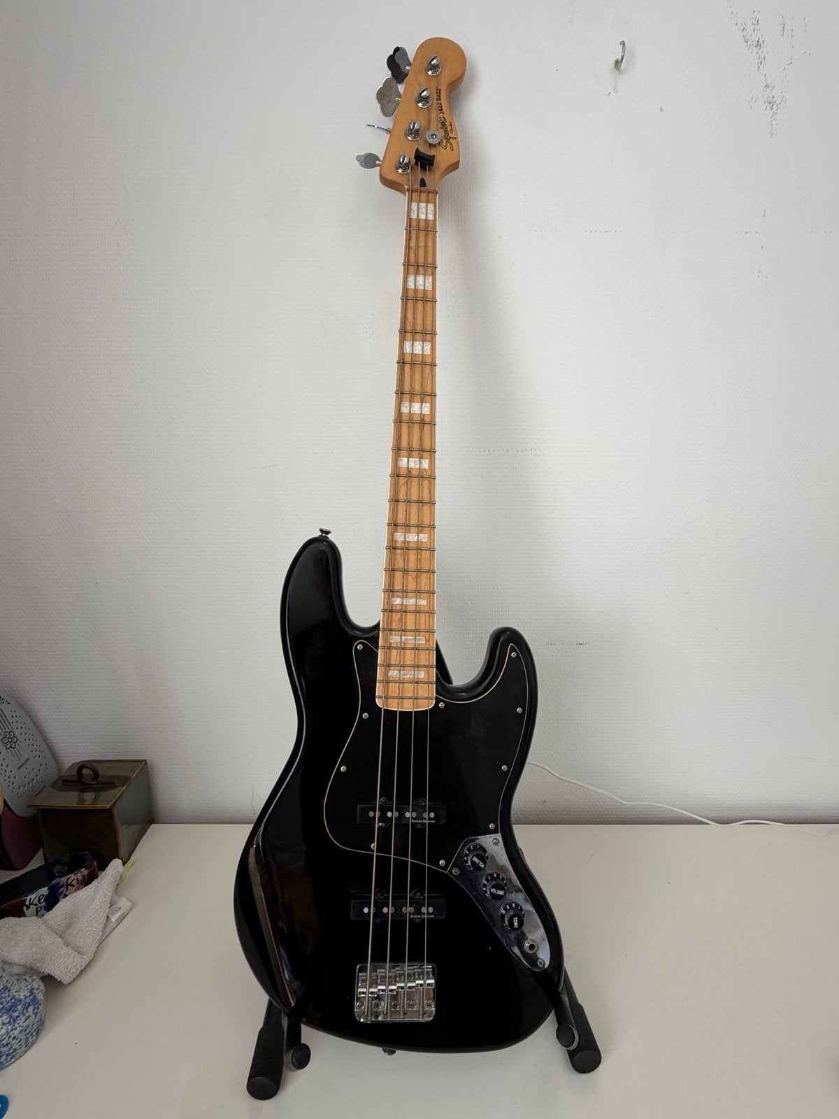 Squier Jazz Bass - Zo goed als nieuw, inclusief standaard, Ophalen, Zo goed als nieuw, Elektrisch