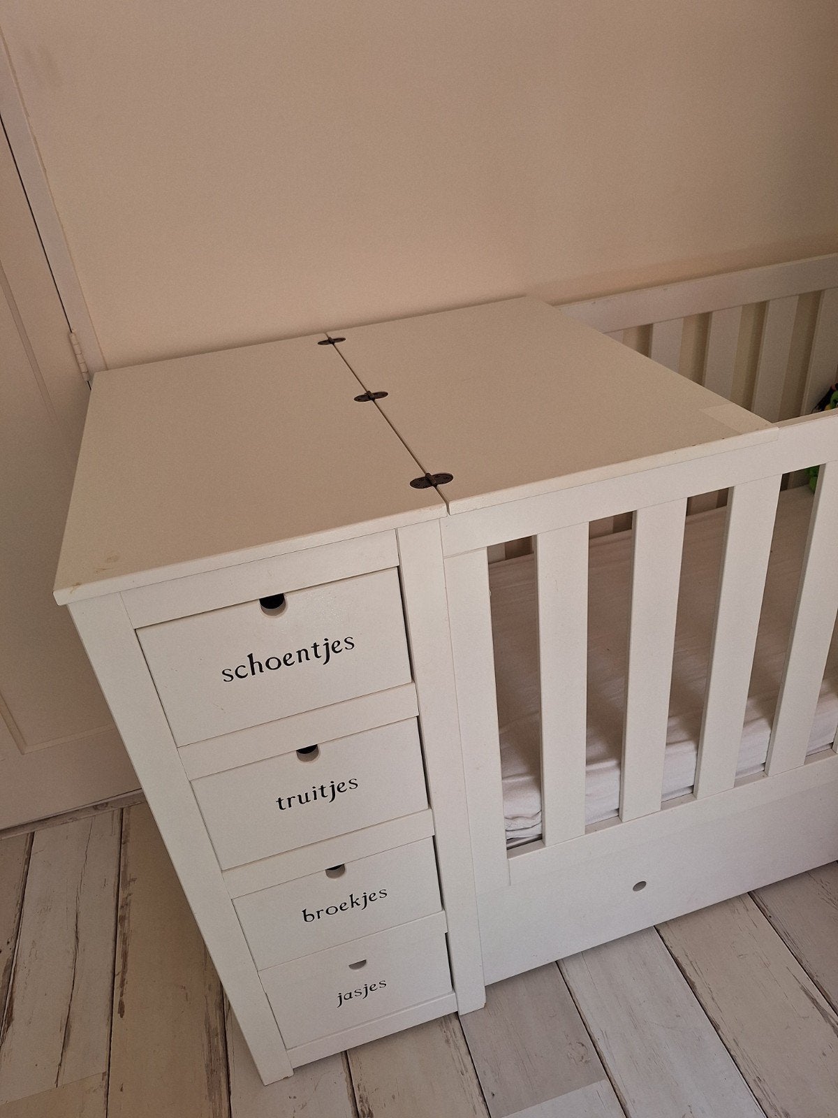 Wit babybedje,kapstokje,lamp en evt kinderstoel, Ophalen, Gebruikt, 70 tot 85 cm, 140 tot 160 cm