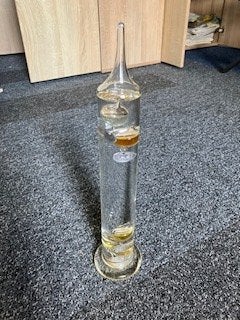 Leuke Galileo thermometer goudkleurige ballen hoogte 34cm, Huis en Inrichting, Draadloos, Binnenthermometer, Glas, Ophalen of Verzenden