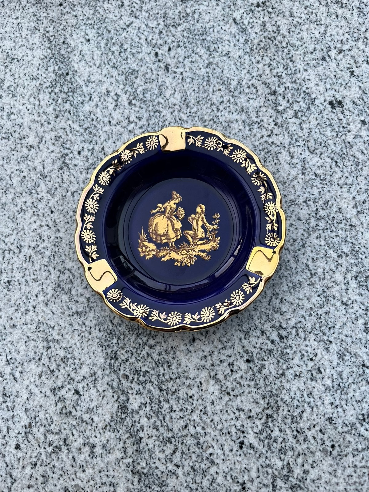 Kobaltblauwe Asbak met bladgoud (Limoges), Ophalen of Verzenden, Zo goed als nieuw, Porselein