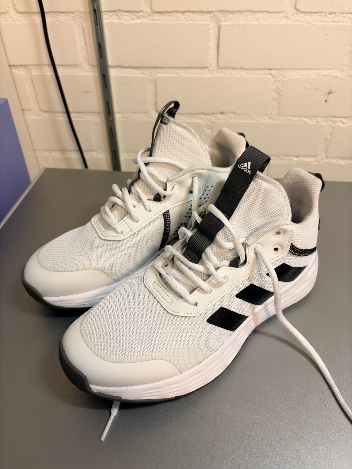 Adidas basketbalschoenen maat 46 - Zo goed als nieuw, Sport en Fitness, Ophalen, Zo goed als nieuw, Schoenen