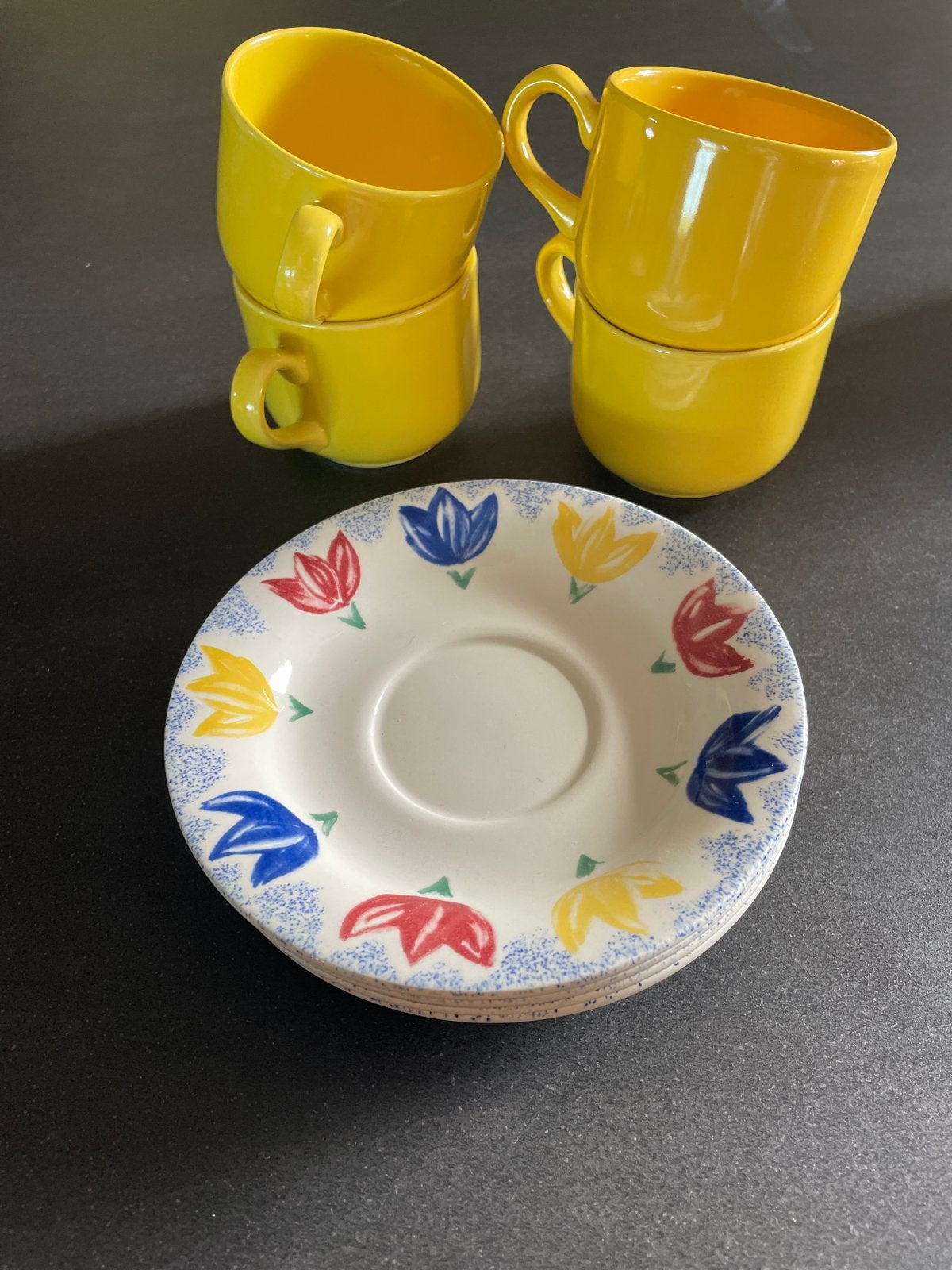 Gele kopjes met schotels met tulpjes, Antiek en Kunst, Ophalen