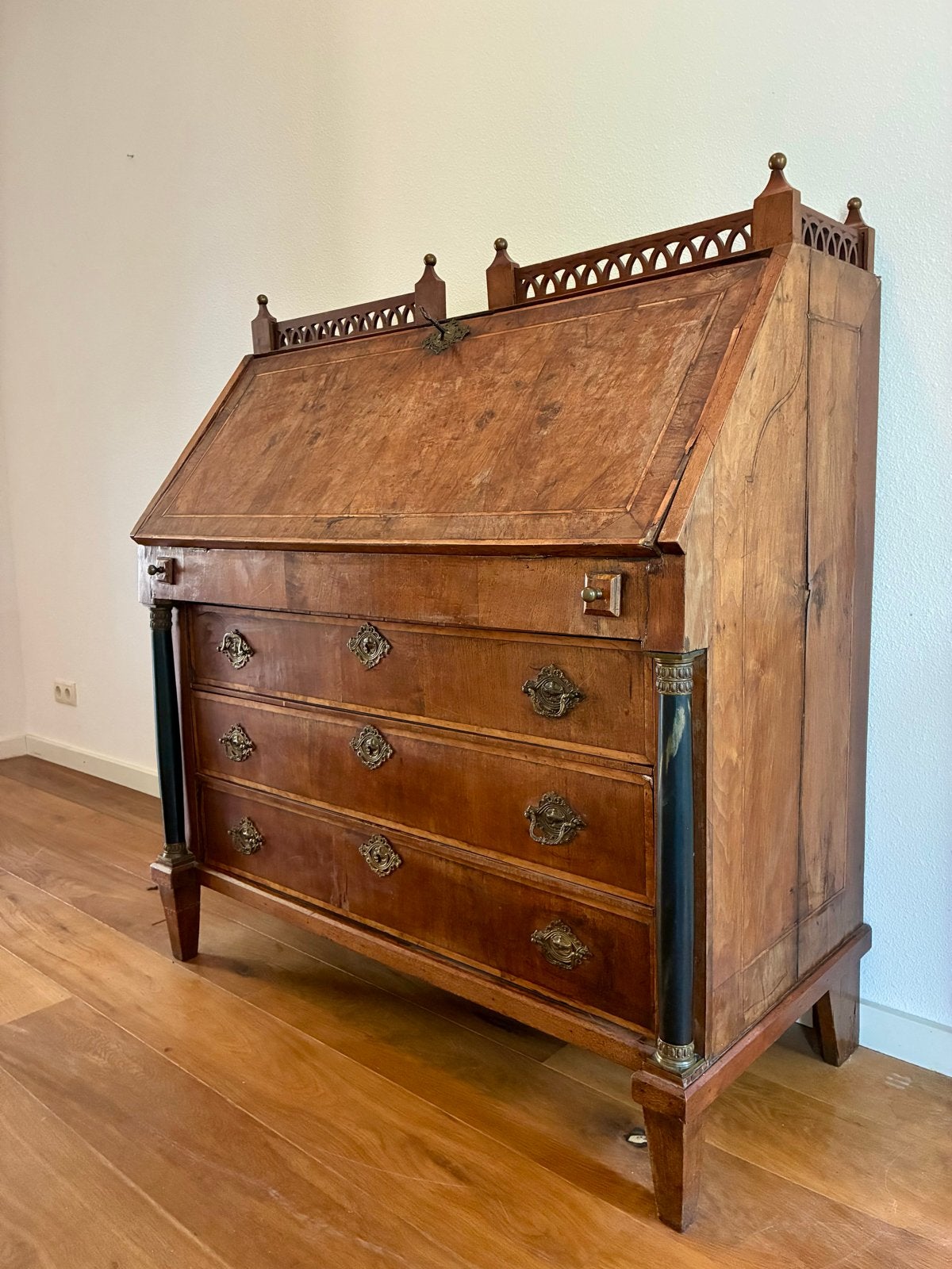 Antiek secretaire met lades en verborgen vakken, Ophalen