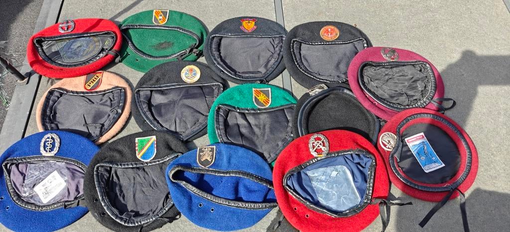 Baretten vanalles wat, Ophalen of Verzenden, Landmacht, Nederland, Embleem of Badge