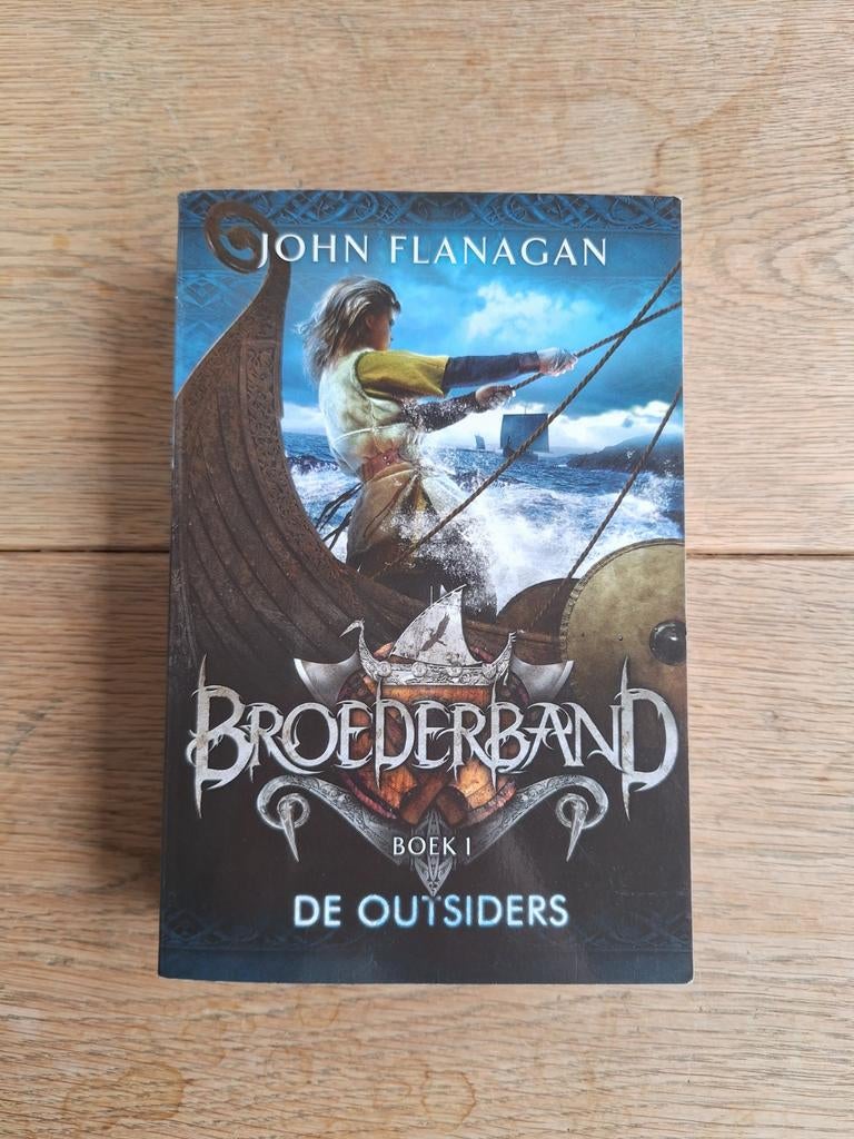 Broederband Boek 1: De Outsiders, Boeken, Ophalen of Verzenden, Gelezen, John Flanagan, Fictie