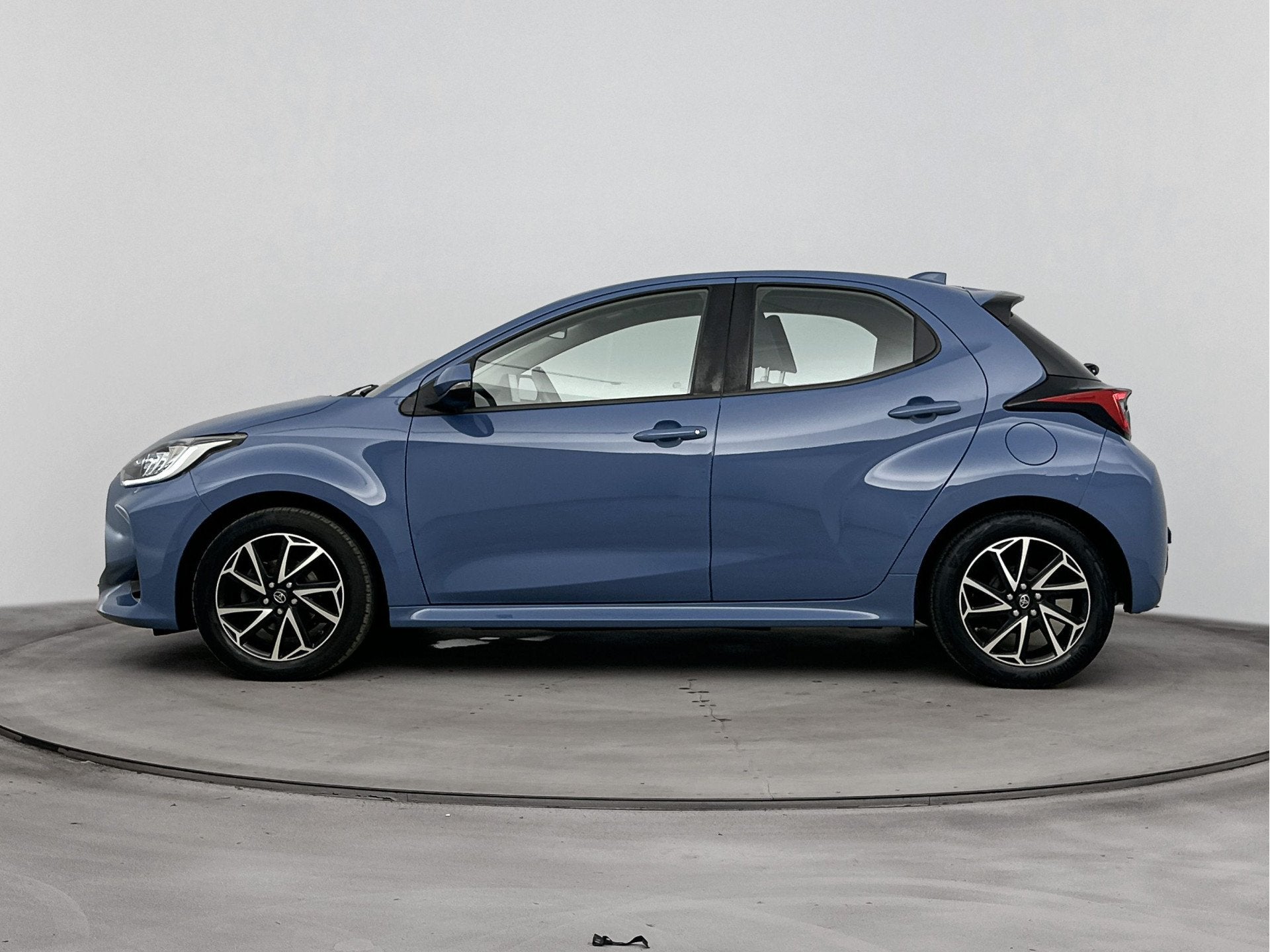 Toyota Yaris 1.5 VVT-i First Edition | Dealer onderhouden |, Auto's, Blauw, Bedrijf, Handgeschakeld, 850 kg