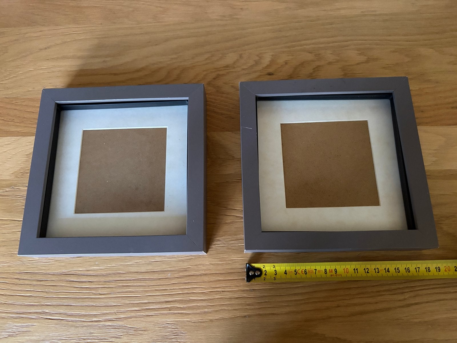 Gratis - Set van 2 grijze fotolijstjes 18,5x18,5 cm, Gebruikt, Verzenden, Hangend, Hout