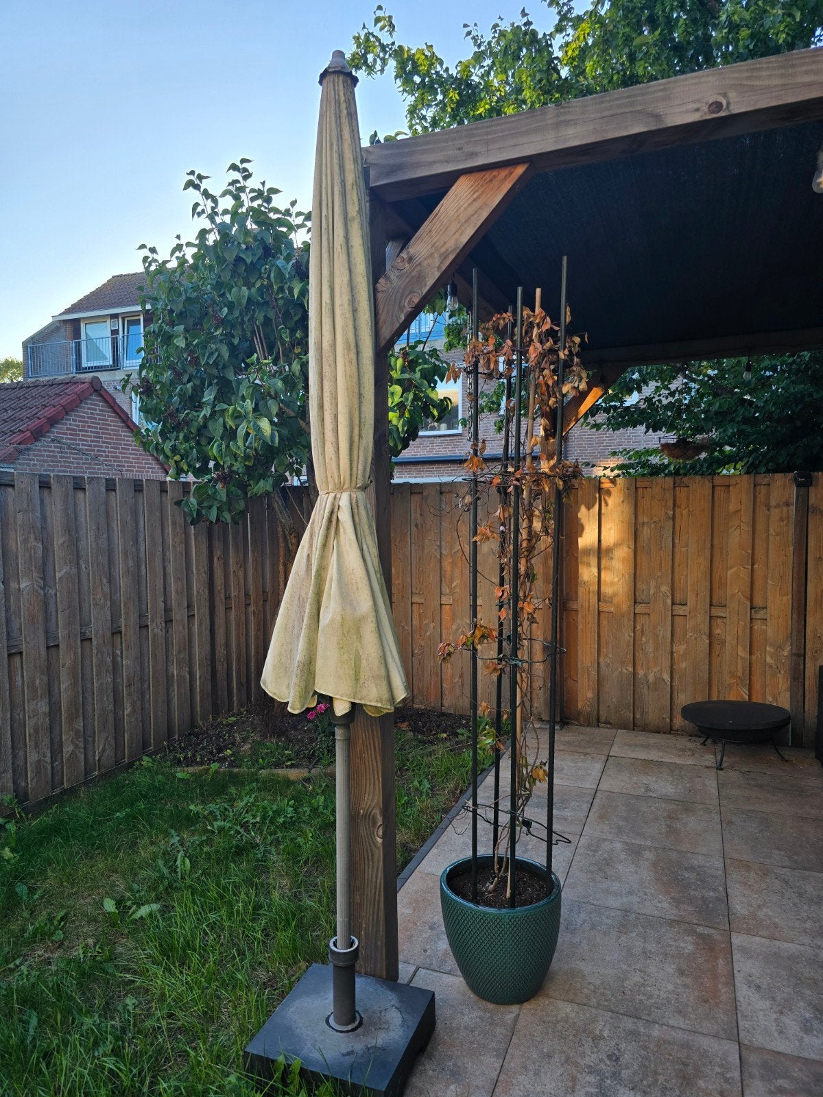 Grote tuinparasol met verzwaarde voet, Ophalen, Gebruikt