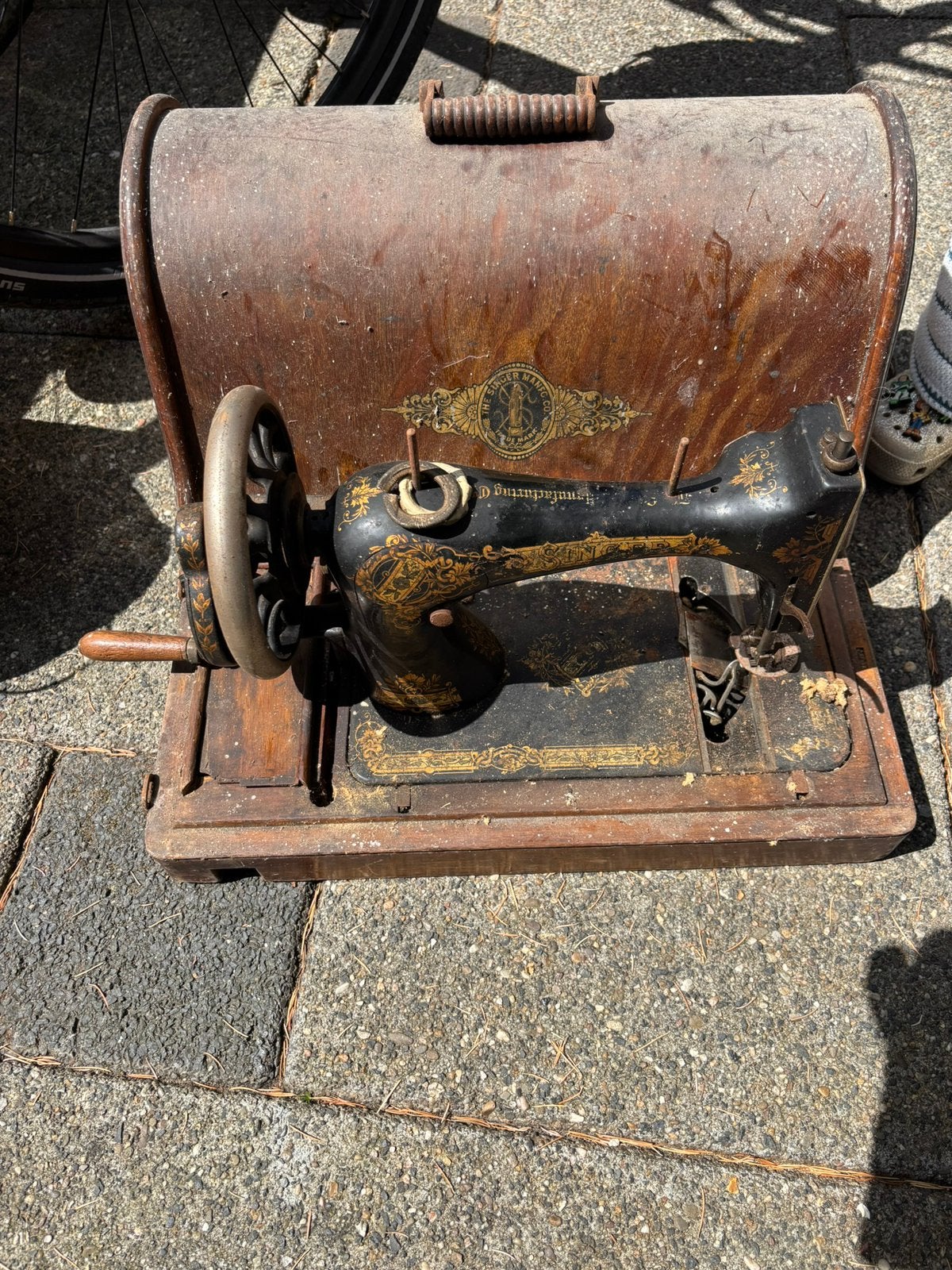 Oude singer naaimachine voor onderdelen, Ophalen