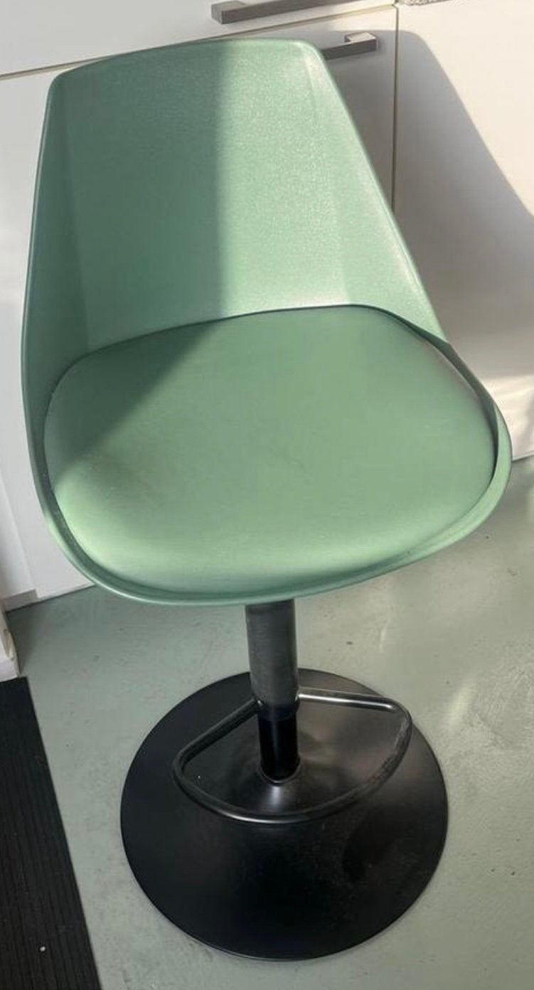 Moderne groene barkruk met verstelbare hoogte, Kunststof, In hoogte verstelbaar, 60 tot 90 cm, Ophalen of Verzenden