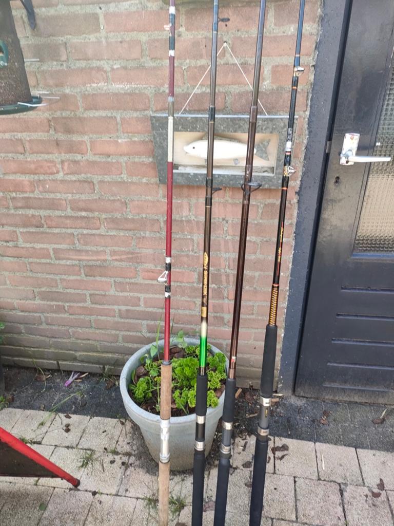 4 hengels 3 nieuwe een gebruikte dobbers verschillende, Ophalen, Werphengel