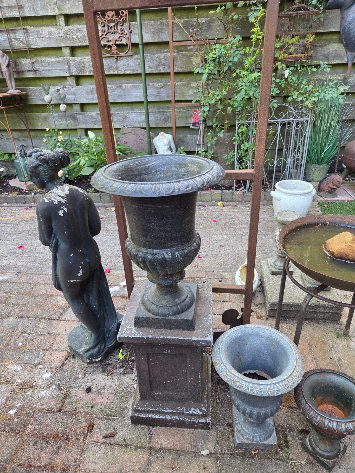 Grote gietijzeren tuinvaas., Tuin en Terras, Tuinvazen, Ophalen, Gebruikt
