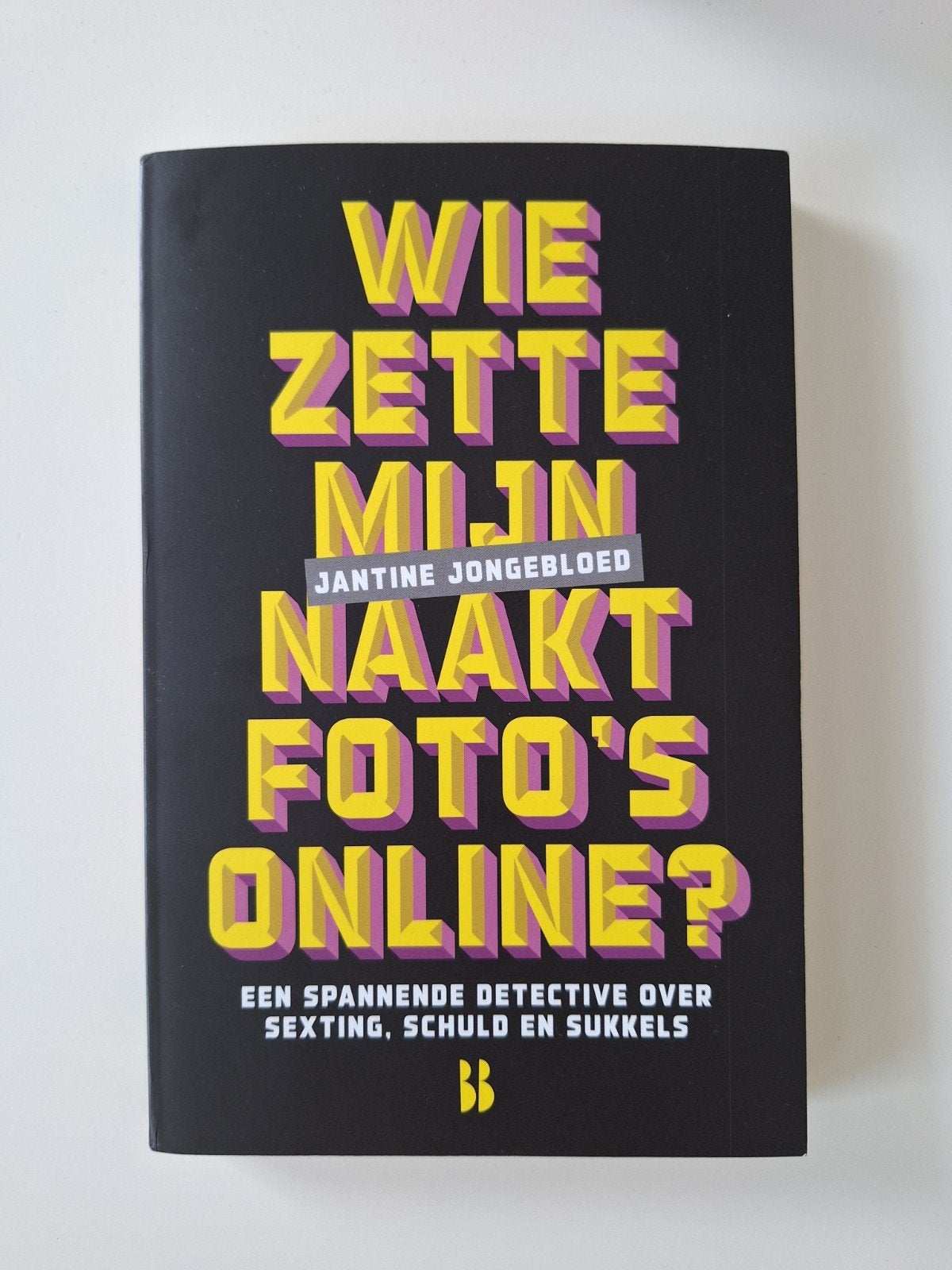Wie zette mijn naaktfoto's online?, Ophalen of Verzenden, Zo goed als nieuw, Jantine Jongebloed