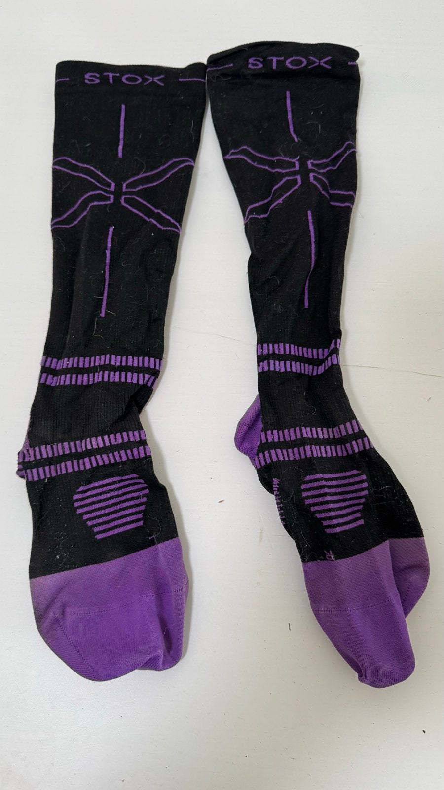 STOX running zwarte en paarse compressiesokken, Kleding | Dames, Sokken en Kousen, Sokken en Kniesokken, Zwart, Ophalen of Verzenden