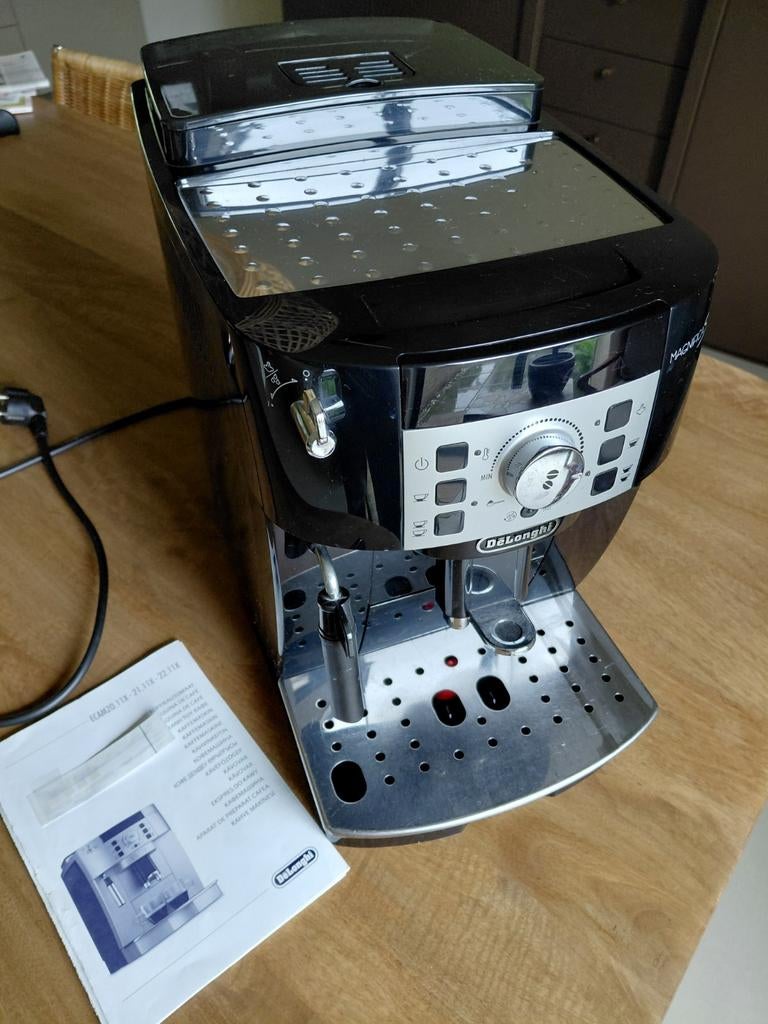 DeLonghi Magnifica S volautomatische espressomachine, Witgoed en Apparatuur, Koffiezetapparaten, Ophalen, Gebruikt, 10 kopjes of meer